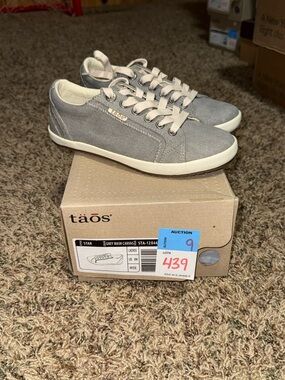 NEW $99 Womens Taos Star Grey Wash Canvas Sneakers Shoes Size 6 Wide